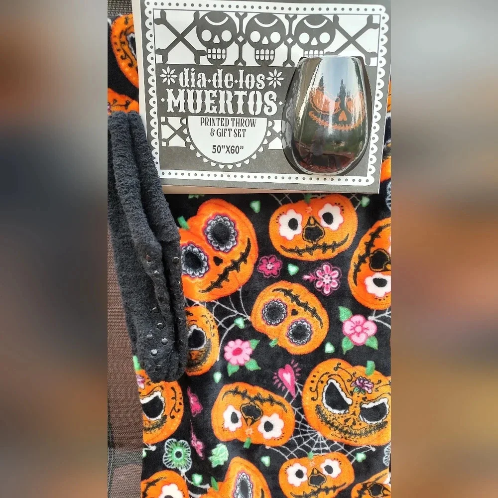 Dia De Los Muertos Printed Throw & Gift Set: Socks & Plastic Tumbler Halloween